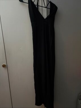 Elegant Black V‑Neck Slip Dress